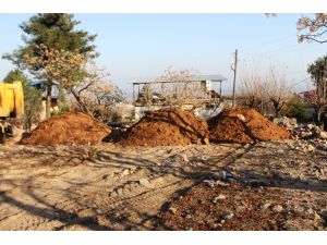 Büyükşehir ekipleri Kırıkhan’ın bozuk yollarını yapıyor