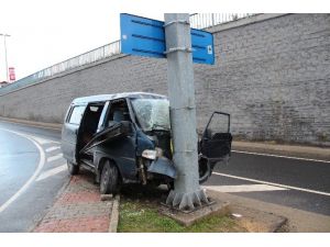 Panelvan Minibüs Yön Tabelasına Çarptı: 6 Yaralı