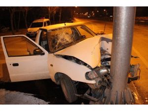 Kamyonet Yön Levhasına Çarptı Sürücü Yaralandı