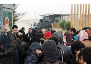 Suriye’de Ateşkes Haberleri Üzerine, Mülteciler Sınır Kapısına Akın Etti