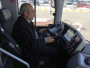 YYÜ Rektörü Prof. Dr. Battal, Engelli Dostu Otobüsün Test Sürüşünü Yaptı
