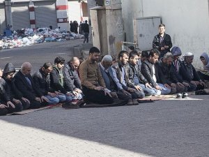 Cizre'de 'cuma namazı' sokakta kılındı