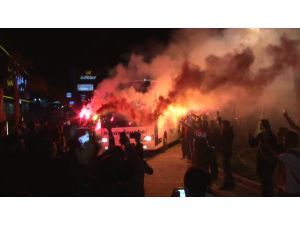 Galatasaray, Mersin'de meşalelerle karşılandı