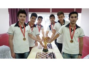 Karşıyaka Özel Yamanlar Lisesi satrançta İzmir şampiyonu oldu