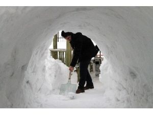 Kar Tünelinin Sonunda Çardakta Çay Keyfi