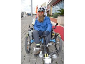İsviçreli David, Bisikletiyle Dünya Turunda