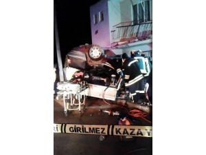 Otomobil, Kamyonet Ve Evin Balkonuna Çarptı: 3 Ölü