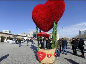 Sevgililer Aşklarını Taksim’de Ölümsüzleştirdi