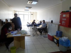 Zonguldak'ta dershane öğrencileri ve personellerinden kan bağışı
