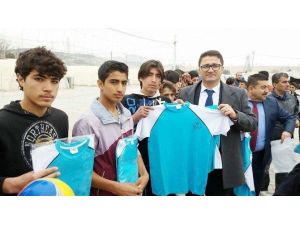 Suriyeli Gençlere Spor Malzemesi