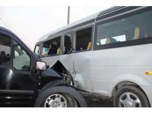 Taksiyle Öğrenci Servisi Çarpıştı: 4 Yaralı