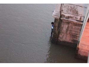 Meriç Nehri’nde Mahsur Kalan Genç, Kurtarılmamak İçin 4 Saat Direndi