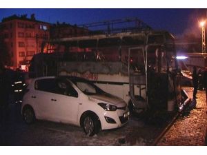 Ankara'da park halindeki minibüs yandı, 5 araç zarar gördü