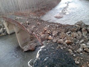 Dağdan Kopan Kaya Parçası Köprünün Üzerine Düştü