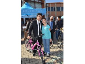 Başkan Gül’den 850 Öğrenciye Bisiklet