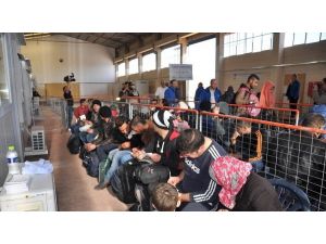 Mültecilerin kaydı 'turuncu bileklik' takılarak yapılıyor