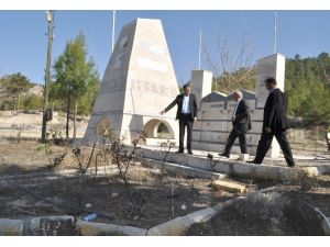 Başkan Turgut Şehitlik Anıtını İnceledi
