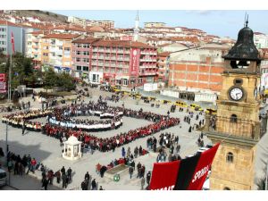 3 bin öğrenci hep bir ağızdan İstiklal Marşı’nın son kıtasını okudu