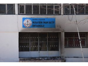 Nusaybin’de İki Okul Binası Yakıldı