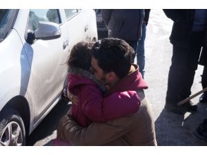 Erzurum'da babası gözaltına alınan çocuğu polis teselli etti