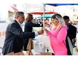 Muratpaşa Belediyesi Pazarlarda Fide Dağıtıyor