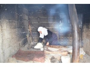 Köylü Vatandaşlar Ekmek İhtiyaçlarını Tandırdan Karşılıyor