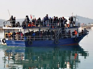 Denizin ortasında terk edilen sığınmacılar kurtarıldı
