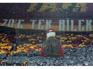 Galatasaray tribünleri 'tek bilek, tek yürek'