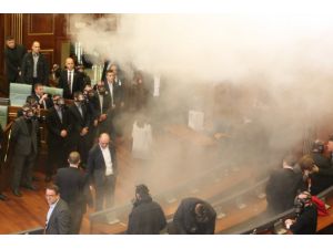 Kosova Meclisi'ne yine biber gazı atıldı