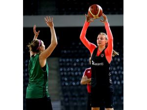 Kadınlar basketbolcular Romanya’da ilk antrenmanını yaptı