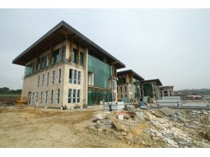 Başiskele Yeni Belediye Binasının Meydan Çalışmaları Sürüyor