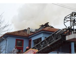 Akyazı'da bir evin çatısı yandı