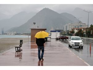 Sıcaklığın 10 dereceye düştüğü Antalya yağmura teslim oldu