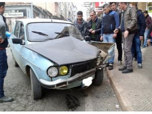 Freni Boşalan Otomobil Berber Dükkanına Çarptı
