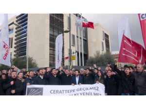 CHP'li gençler Cengiz Holding'in kapısına siyah çelenk bıraktı