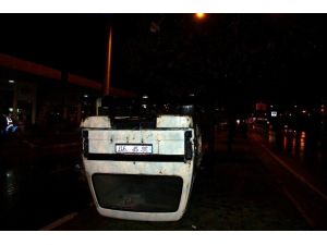 Direksiyon Hakimiyeti Kaybolan Minibüs Takla Attı