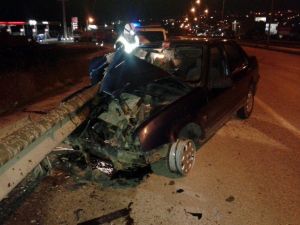 Otomobil Bariyerlere Saplandı: 1 Yaralı