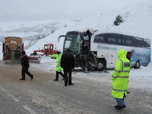 Erzincan'da otobüs ile iş makinesi çarpıştı: 23 yaralı