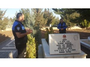 Polisler, Şehitlerin Mezarlarını Ziyaret Etti
