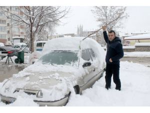 Sivas’ta kar yağışı hayatı felç etti