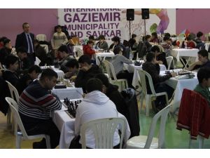 Gaziemir’de Nefes Kesen Satranç Turnuvası