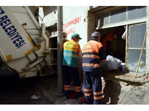 Akdeniz'de bir evden 2 kamyon çöp çıktı