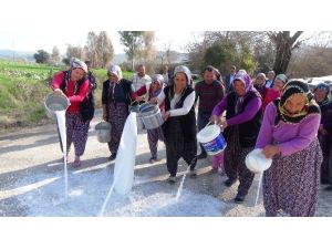 Köylü Kadınlar Sütlerini Sokağa Döktü