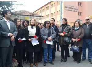 CHP İl Teşkilatı Cansel’in Okuduğu Okulun Önüne Karanfil Bıraktı