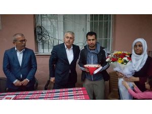Başkan Toksoy, Sur gazisine Kur'an-ı Kerim ve Türk Bayrağı hediye etti