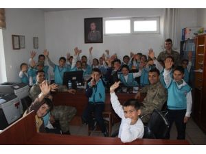 Öğrencilerden Mehmetçiğe Anlamlı Ziyaret