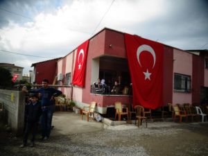 Şehit Yetkin Ersan'ın Payas'daki baba evi bayraklarla donatıldı