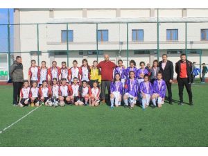 Yıldız Kızlar Futbolda Şampiyon İstiklal Ortaokulu Oldu