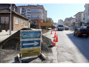 Serdivan’da Bağlar Caddesi’nin İçmesuyu Hattı Yenileniyor
