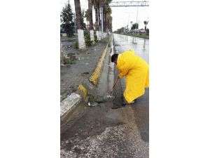 İskenderun’da tıkanan yağmur kanalları açıldı